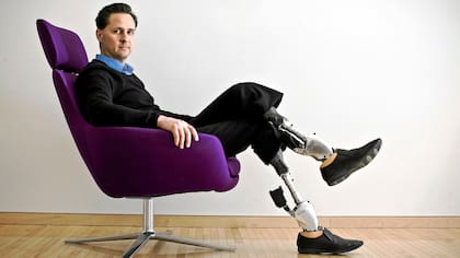 Hugh Herr recibió el premio Príncipe de Asturias por su labor en biomecánica; tiene ambas piernas biónicas luego de un accidente