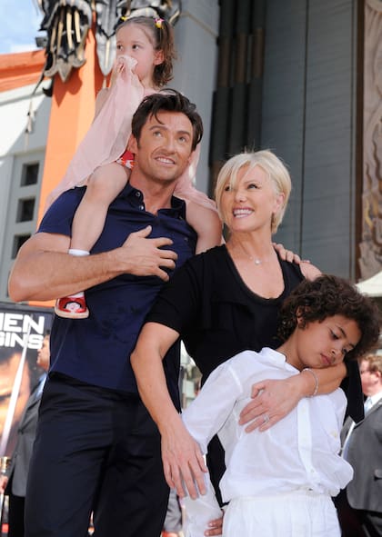 Hugh Jackman, posando para los fotógrafos con su hija Ava, su entonces esposa Deborra-Lee Furness y su hijo Oscar durante una ceremonia en la que el actor coloca sus huellas de manos y pies en cemento frente al Grauman's Chinese Theatre en Hollywood el 21 de abril de 2009