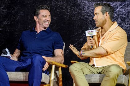 Hugh Jackman y Ryan Reynolds en una de las conferencias de prensa de la gira promocional de Deadpool y Wolverine