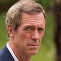 Hugh Laurie pidió disculpas tras responderle a una periodista