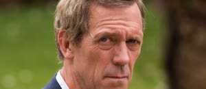 Hugh Laurie pidió disculpas tras responderle a una periodista