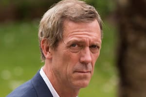 Hugh Laurie pidió disculpas tras responderle a una periodista