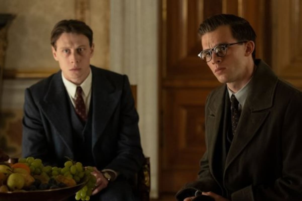 Hugh Legat y Paul von Hartman, durante una conversación con el primer ministro británico, Neville Chamberlain, horas antes de la firma del acuerdo de Munich, en el film de Netflix