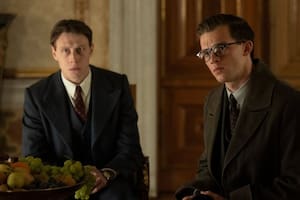 Hugh Legat y Paul von Hartman, durante una conversación con el primer ministro británico, Neville Chamberlain, horas antes de la firma del acuerdo de Munich, en el film de Netflix