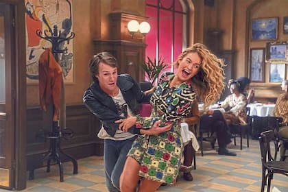 Hugh Skinner y Lily James, las versiones jóvenes de Colin Firth y Meryl Streep, en la continuación de Mamma Mia!