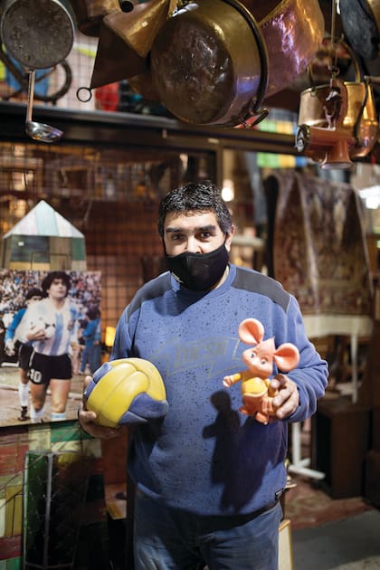 Hugo (55). ¿Cuál es el objeto más curioso que tenés? “Pelotas de fútbol antiguas y muñecos de mi infancia, como el Topo Gigio”.