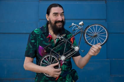 Hugo Varela con una de sus creaciones, en Humor a pedal