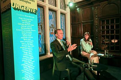 Hugo Alconada Mon inauguró el ciclo Urgente de periodismo en la Biblioteca Güiraldes