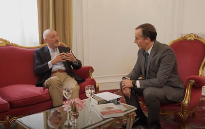 Hugo Alconada Mon recibió el premio a la excelencia periodística de la SIP por su entrevista al escritor español Arturo Pérez-Reverte
