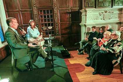 Hugo Alconada Mon y Silvia Mercado en la Biblioteca Ricardo Güiraldes; en primera fila, Norma Morandini, Josefina Delgado, Laura Aloso y Javier Martínez