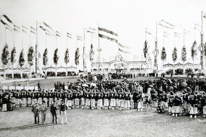 Acto de fundación de la ciudad de La Plata, el 19 de noviembre de 1882, en la actual Plaza Moreno donde se observa en un segundo plano el trípode que se montó para descender la piedra fundamental.