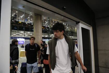 Hugo Auradou y su compañero Oscar Jegou en su llegada a Buenos Aires