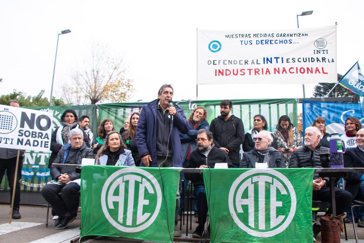 Hugo "Cachorro" Godoy (CTA Autónoma), Fernando Moreira (intendente de San Martín) y Oscar de Isasi (ATE), entre otros, en la protesta frente al INTI