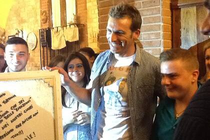 Cuando se fue de Napoli, los hinchas le organizaron una despedida en una pizzería.