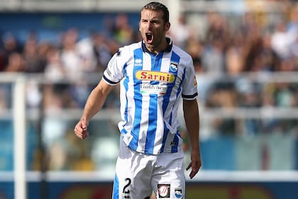 Con la camiseta de Pescara, la última en la carrera profesional de Hugo Campagnaro.