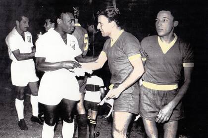 Hugo Carro intercambia banderines con "O Rei", que ya había sido campeón mundial en Suecia 1958 y pocos meses más tarde repetiría en Chile 1962.