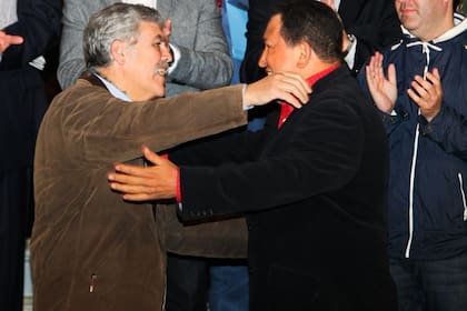 Hugo Chavez recibe al ministro de Planificación, Julio de Vido, en el Palacio de Miraflores, en Caracas