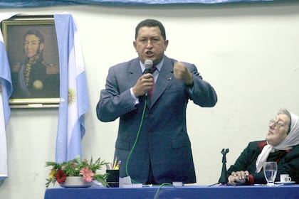 Hugo Chávez y Hebe de Bonafini, durante el acto de inauguración de las cátedras bolivarianas, en la Universidad de Madres de Plaza de Mayo, en agosto de 2003