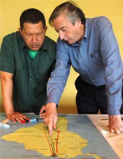 Hugo Chávez y Néstor Kirchner señalaban un mapa en el que ideaban un gasoducto