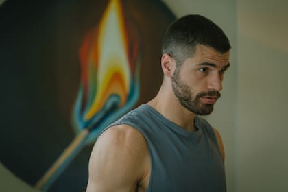 Hugo Diego García es Sebastian Moore, un enigmático especialista en seguridad que es contratado para cuidar del personaje de Expósito