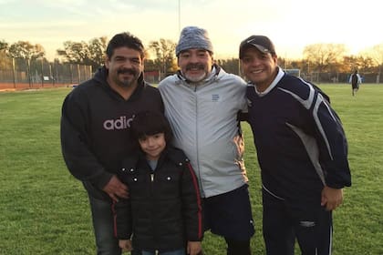 Hugo, Diego y Lalo Maradona junto a Benjamín Agüero, hijo de Gianinna. Foto: @giamaradona
