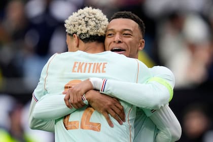 Hugo Ekitike, de la selección de Francia, abraza a su compañero Kylian Mbappé tras anotar el segundo tanto de su equipo ante Brasil