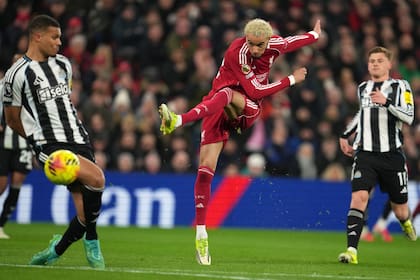 Hugo Ekitike marcó dos goles para el triunfo de Liverpool