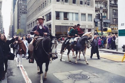 Hugo Gassioles entra a caballo a la quinta avenida en Nueva York