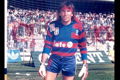 Hugo Gatti y uno de los originales buzos que le diseñó especialmente Oscar Tubío