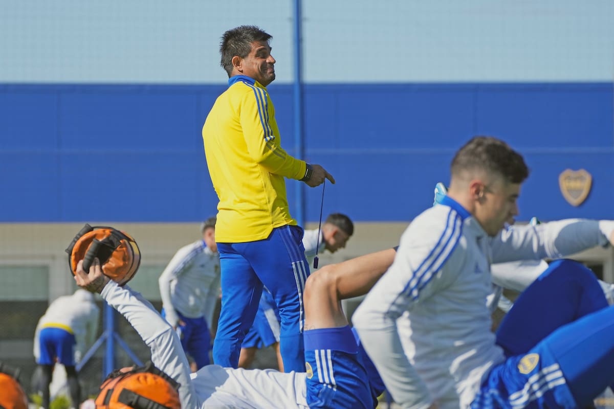 Hugo Ibarra, al frente del entrenamiento de Boca