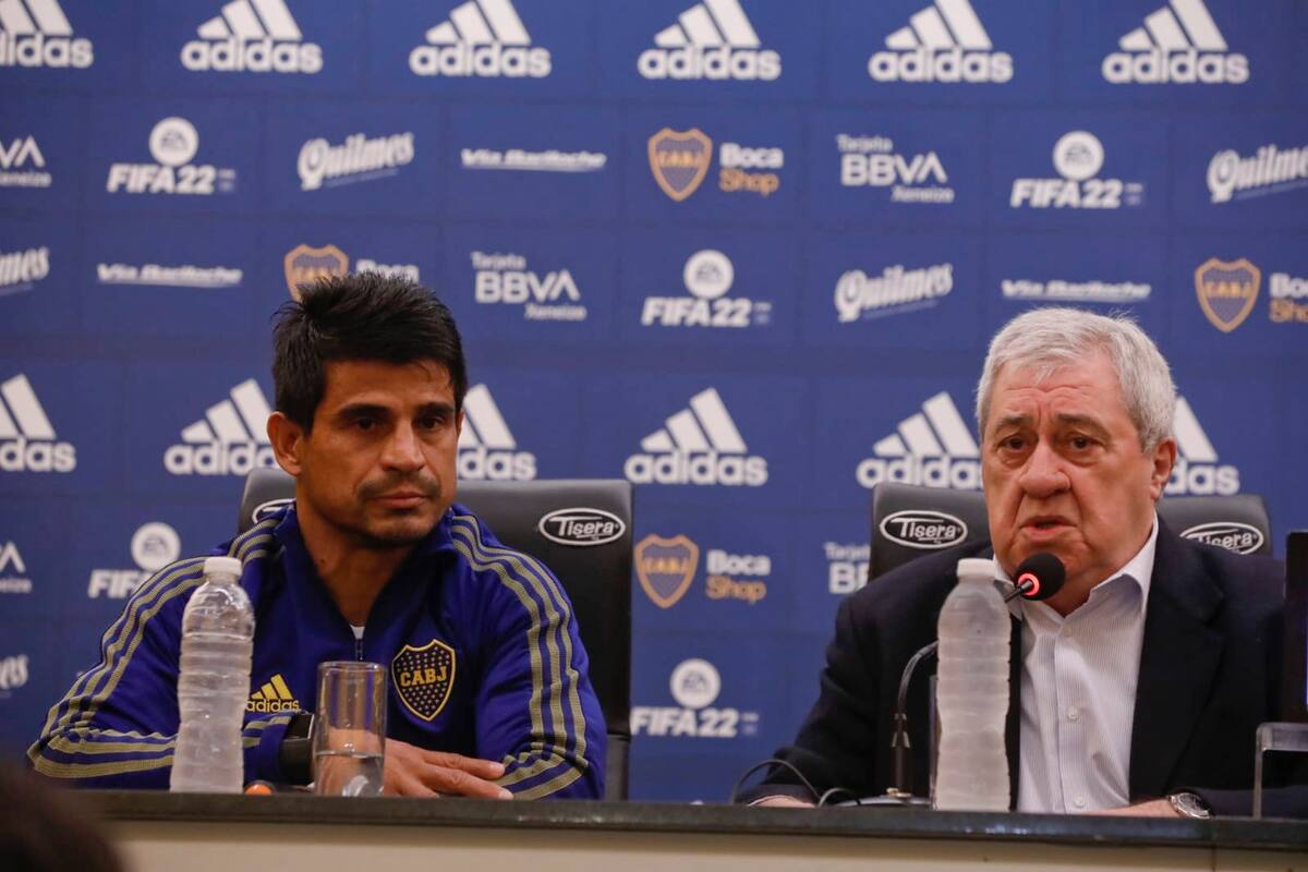 Hugo Ibarra, DT confirmado hasta diciembre de este año, con Jorge Amor Ameal, el presidente de Boca, en la conferencia de prensa realizada este lunes