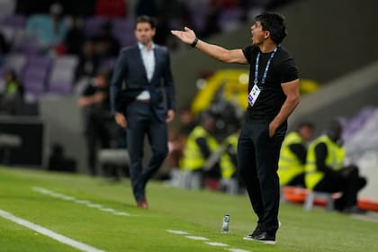Hugo Ibarra gesticula durante el partido ante Racing. Ya no contaba con Rossi, que ahora se va