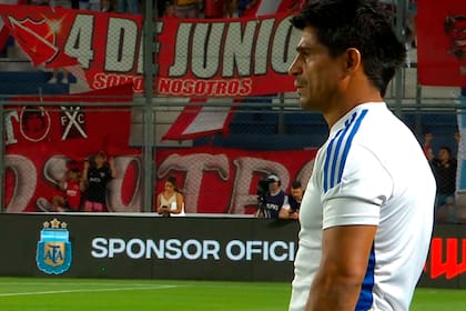 Hugo Ibarra, observando el empate entre Boca 0 vs. Independiente 0