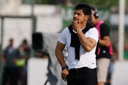 Hugo Ibarra, pensativo: el entrenador de Boca tendrá una reunión con Juan Román Riquelme para definir su futuro
