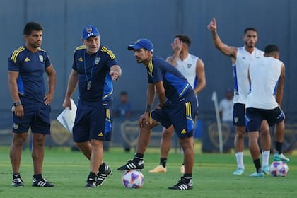 Hugo Ibarra, Roberto Pompei y Leandro Gracián, integrantes de un cuerpo técnico de Boca que sufre cuestionamientos