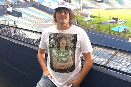 Hugo Lamadrid, en el Cilindro de Avellaneda: en Racing, el Coco Basile le pidió un día que se se sacara el yeso para jugar un partido de Copa Libertadores... y dijo que sí