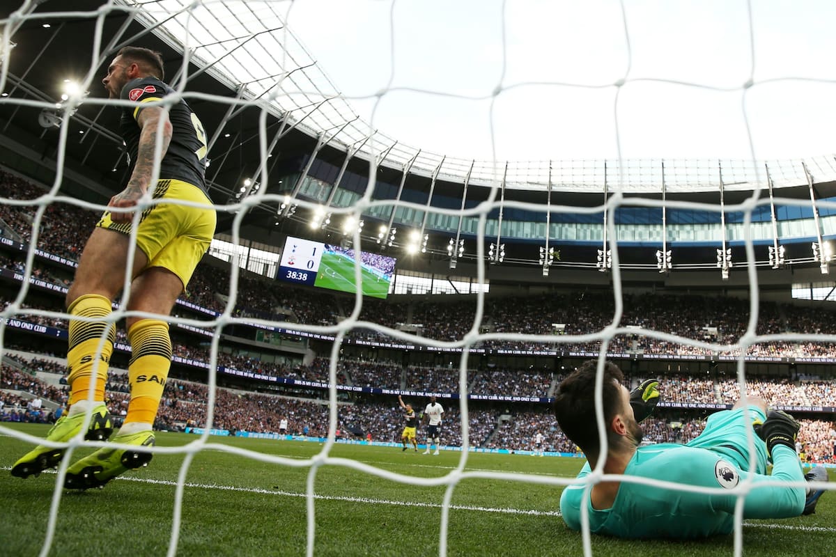Hugo Lloris en el piso y Danny Ings festeja el gol de Southampton