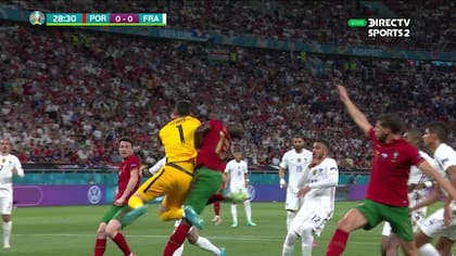 Hugo Lloris golpeó duramente a Danilo Pereira y el árbitro del partido cobró penal para Portugal