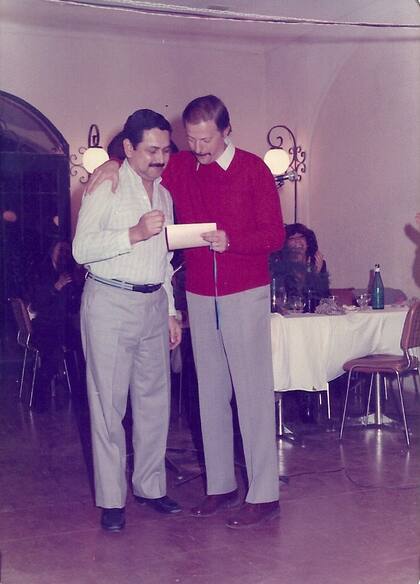 Hugo Masci (de rojo), presidente del Club de Amigos, junto a David Vega, el secretario