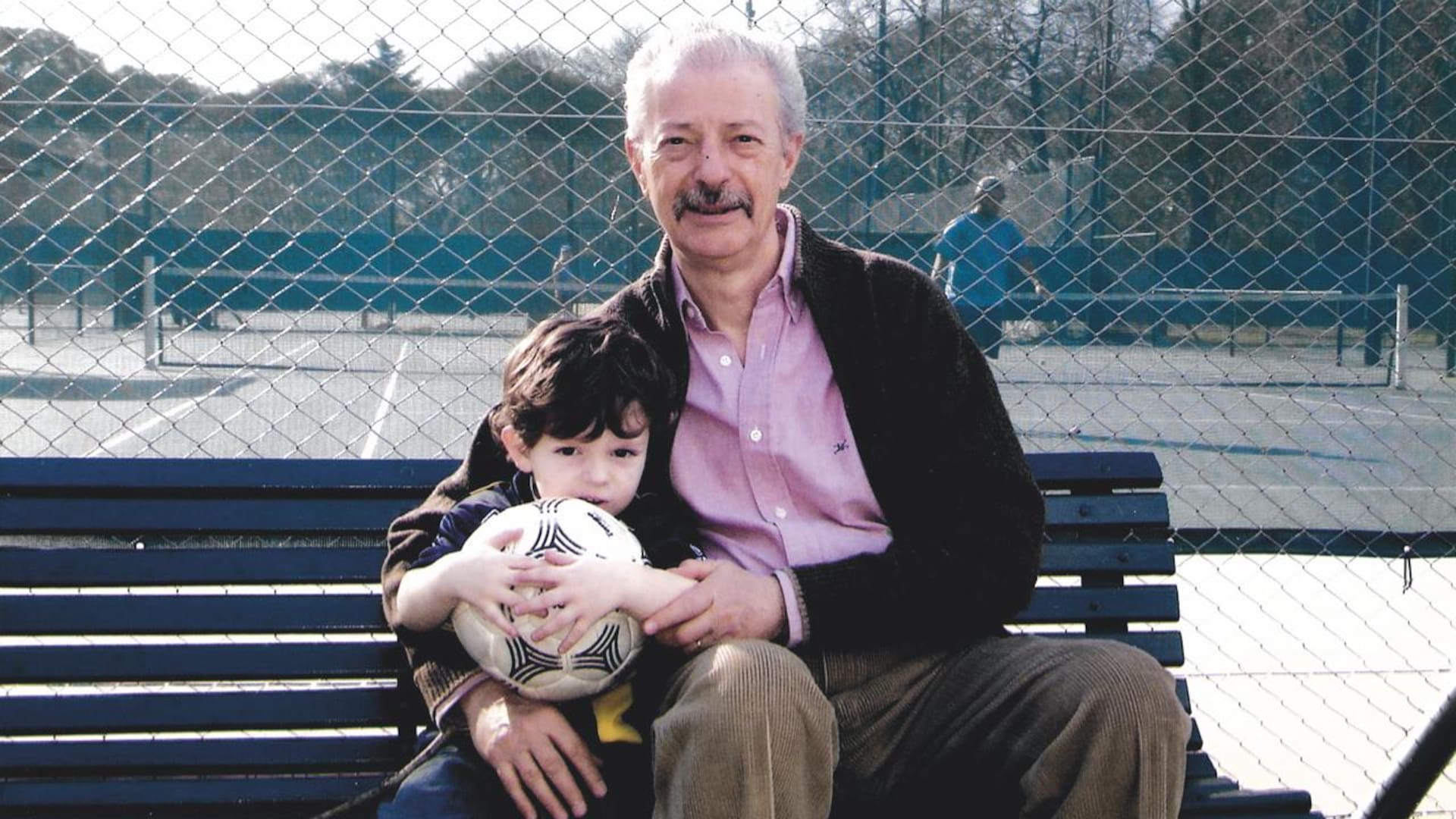Hugo Masci y su primer nieto, Nacho, en el Club de Amigos