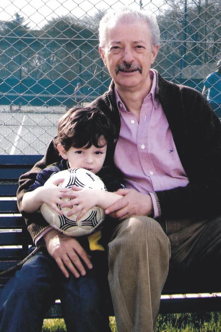 Hugo Masci y su primer nieto, Nacho, en el Club de Amigos