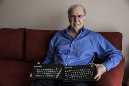 Hugo Mazer, gerente de Czerweny Electrónica en los 80, junto a dos computadoras CZ Spectrum