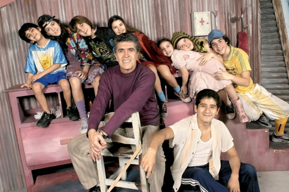 Hugo Midón con los chicos del elenco de su obra Derechos torcidos