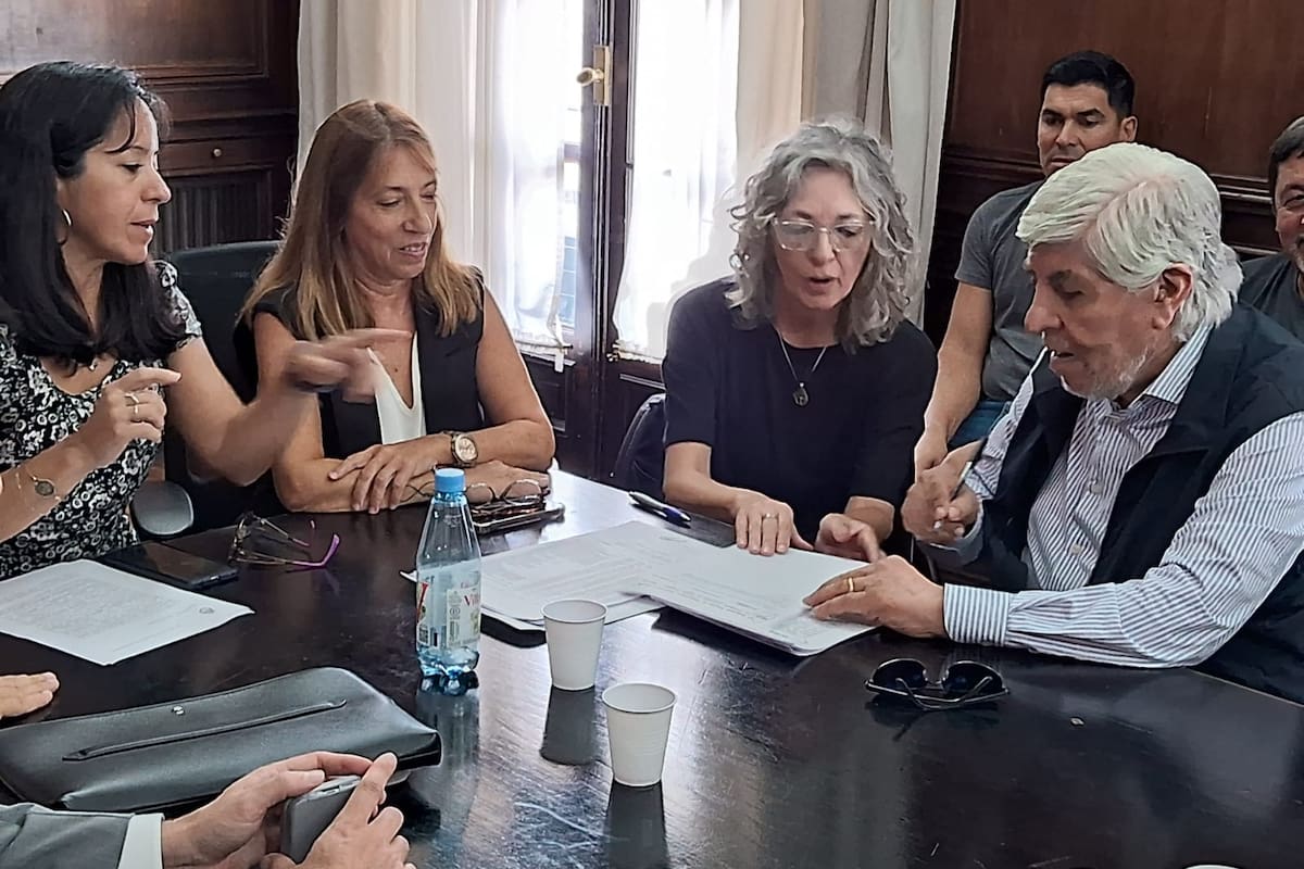 Hugo Moyano, al firmar la paritaria de los camioneros con aumentos de 1% mensuales, en línea con el pedido de la Casa Rosada; en la imagen, las funcionarias Mara Mentoro, Claudia Testa y Silvia Suárez con el sindicalista