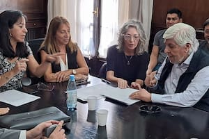 Hugo Moyano, al firmar la paritaria de los camioneros con aumentos de 1% mensuales, en línea con el pedido de la Casa Rosada; en la imagen, las funcionarias Mara Mentoro, Claudia Testa y Silvia Suárez con el sindicalista