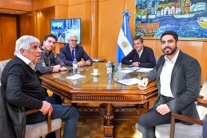 Hugo Moyano, con dos de sus hijos, estuvo el lunes pasado con Sergio Massa en el Ministerio de Economía