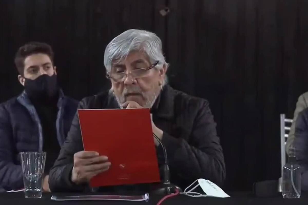 Hugo Moyano: con problemas para leer en una asamblea subida de tono en el club Independiente