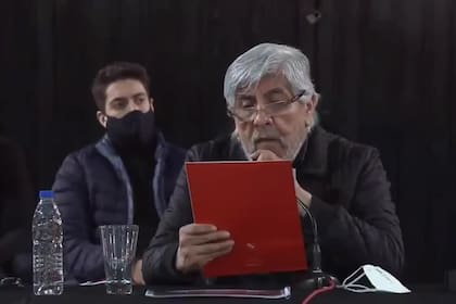 Hugo Moyano: con problemas para leer en una asamblea subida de tono en el club Independiente