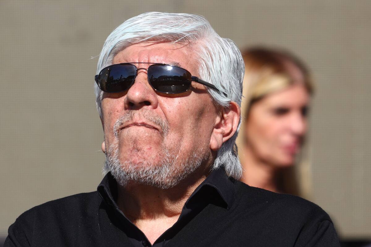 Hugo Moyano, el jefe de los camioneros, negoció personalmente su paritaria con funcionarios de Milei; el sindicalista evalúa llamar a una convocatoria de acreedores por la millonaria deuda que tiene en su obra social