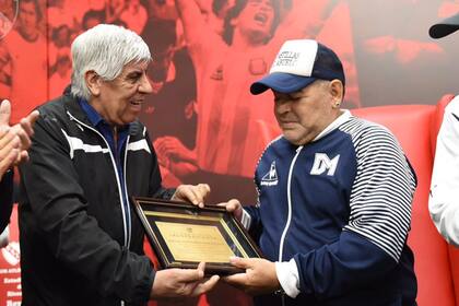 Hugo Moyano empezó la tarde entregándole una plaqueta a Maradona y terminó insultado por la hinchada